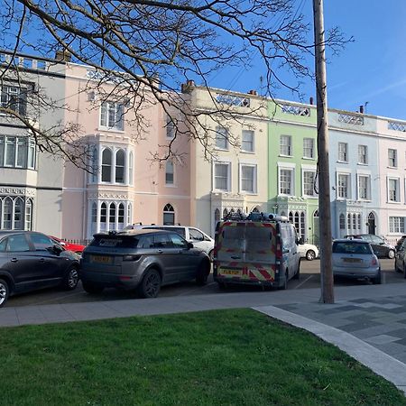 Grand 2 Bed Georgian Apartment At Florence House With King Bed, In The Heart Of Herne Bay & 300M From Beach Extérieur photo