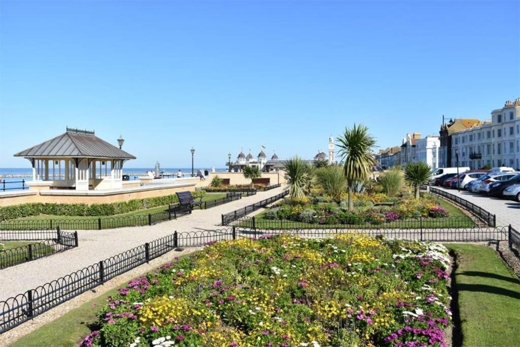 Grand 2 Bed Georgian Apartment At Florence House With King Bed, In The Heart Of Herne Bay & 300M From Beach Extérieur photo