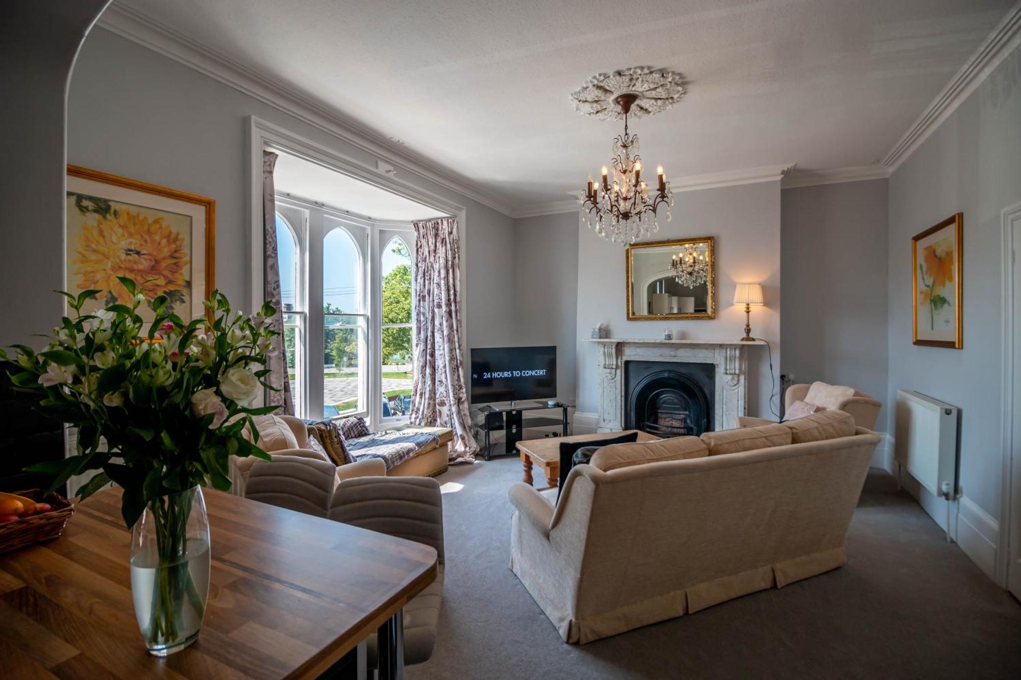 Grand 2 Bed Georgian Apartment At Florence House With King Bed, In The Heart Of Herne Bay & 300M From Beach Extérieur photo